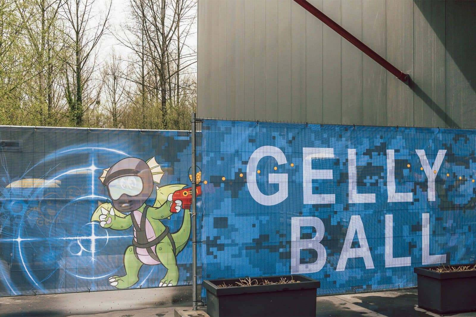 Ingang van de gellyballarena met het Gellyball-logo