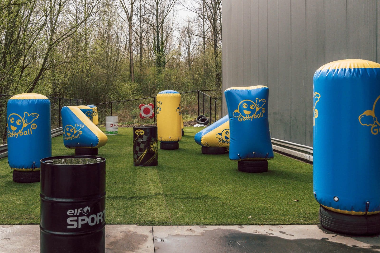 Gellyballarena buiten met opblaasbare obstakels