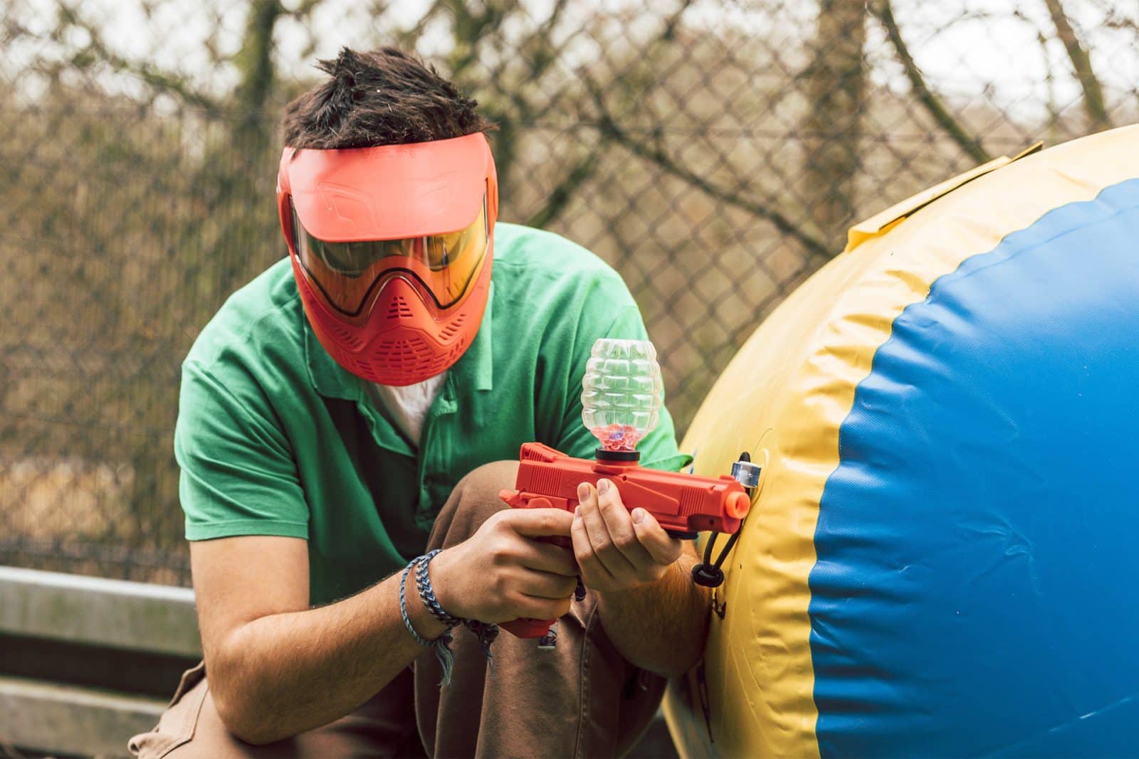 Speler met masker richt zijn gellyblaster