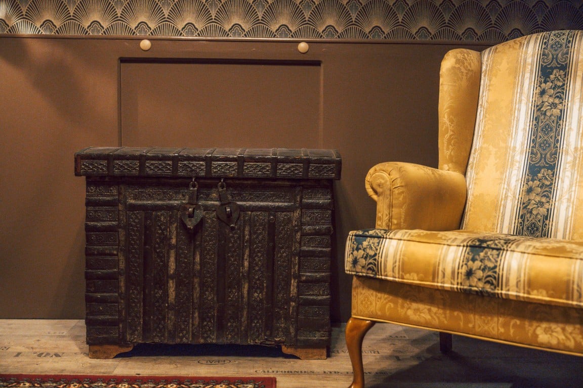 Een oude kist en een fauteuil in ’t HiemelRijck