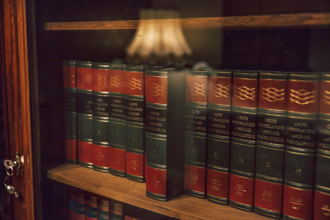 Een boekenkast met een lampje in ’t HiemelRijck