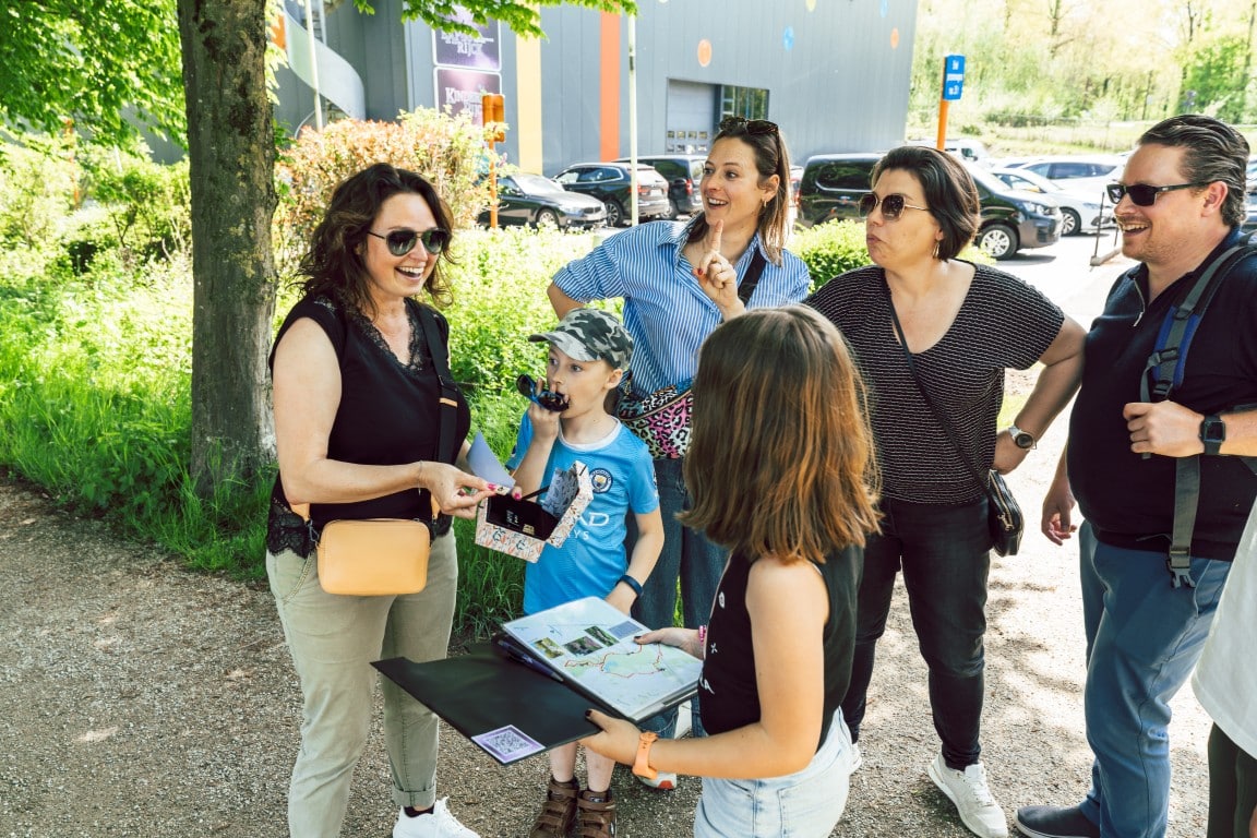 Een groep bekijkt samen een kaart tijdens de escapewandeling