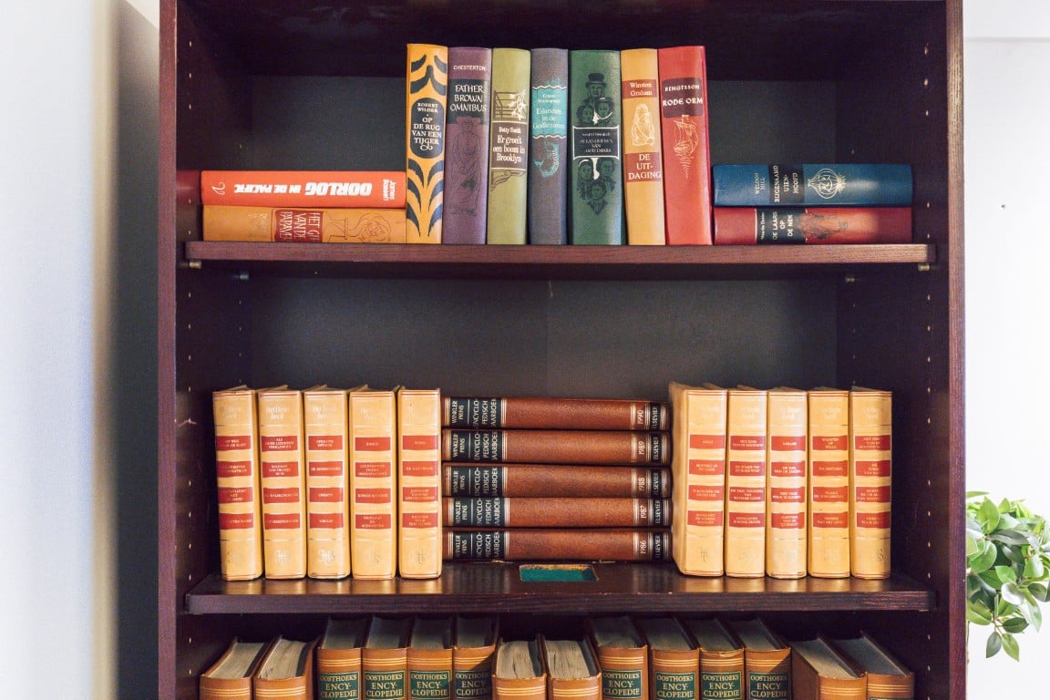 Een boekenkast vol oude boeken in Het Geheim Archief