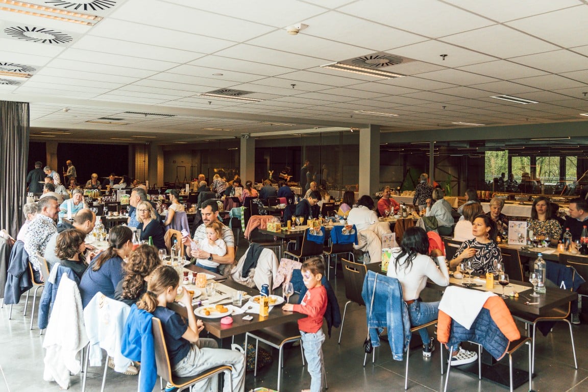 Families aan tafel in de feestzaal