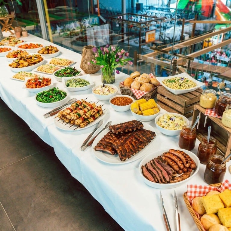 BBQ-buffet met vlees, salades en maïs