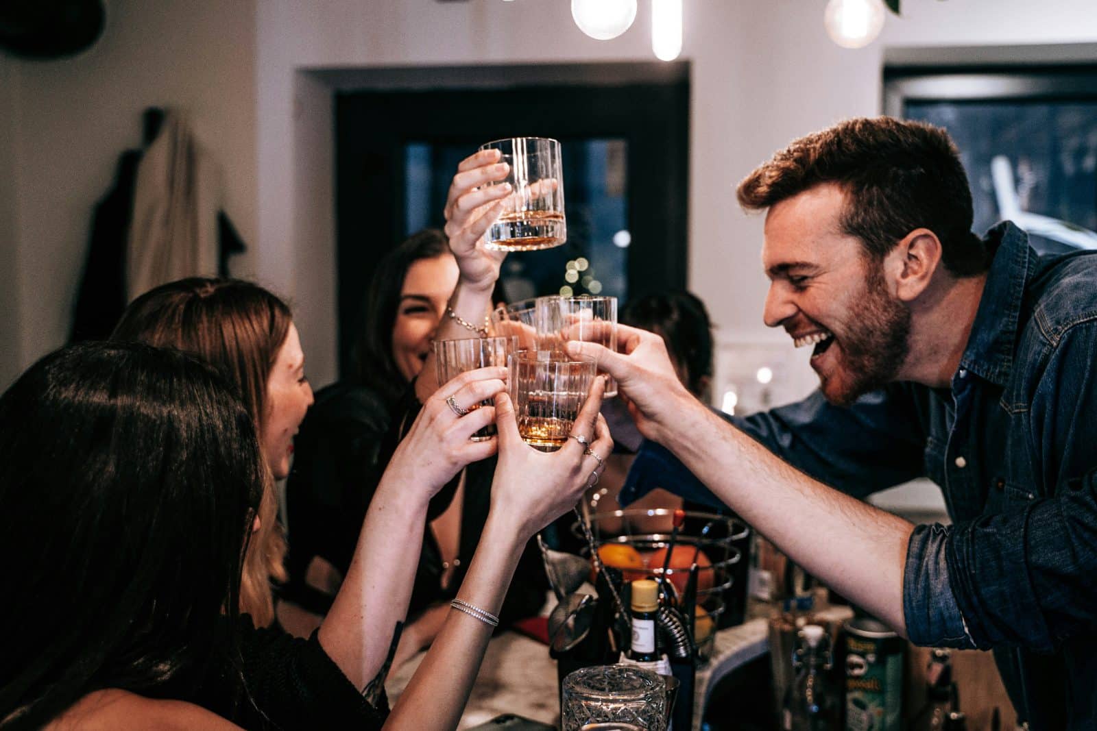 Collega's klinken op een bedrijfsfeest