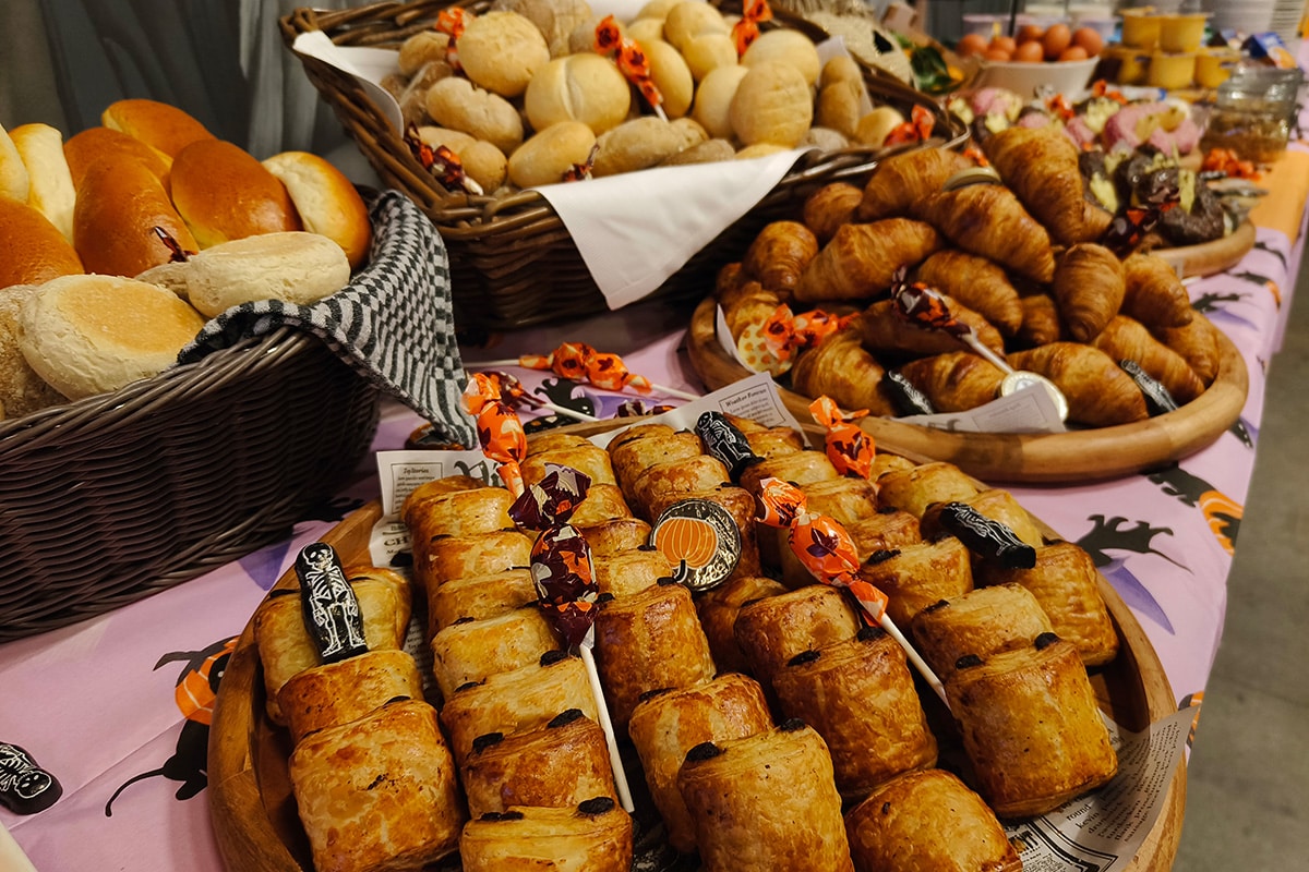 Broodmanden met croissants en koffiekoeken op het ontbijtbuffet