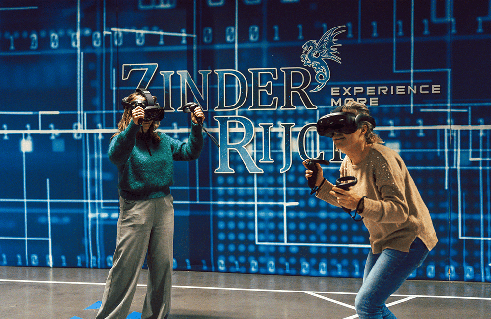 Twee spelers met een VR-bril in de Zinderrijck-arena