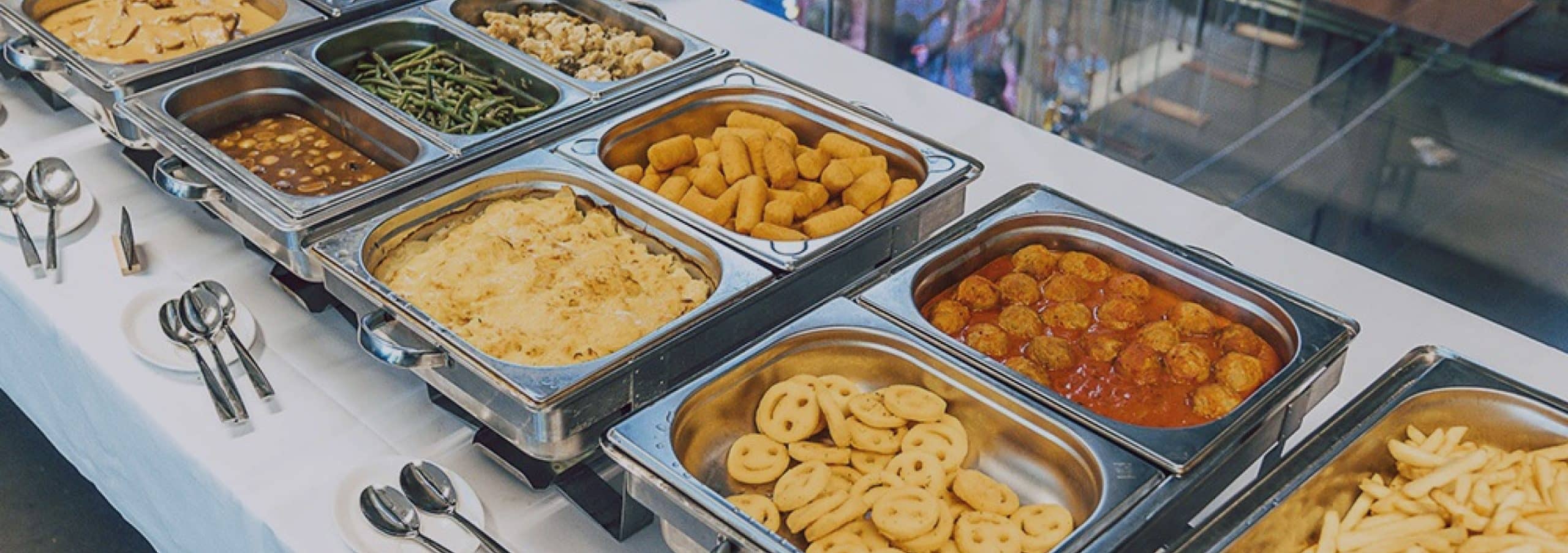 Buffet met warme gerechten in de Foodcorner