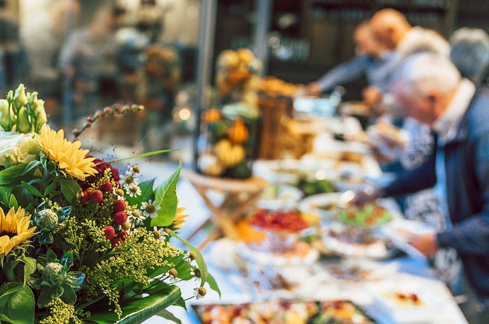 Feestbuffet met een bloemstuk