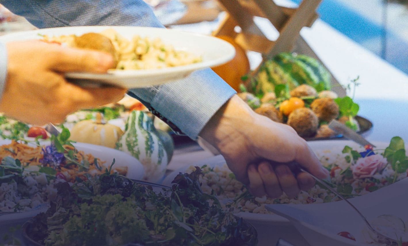 Gast schept op aan het buffet