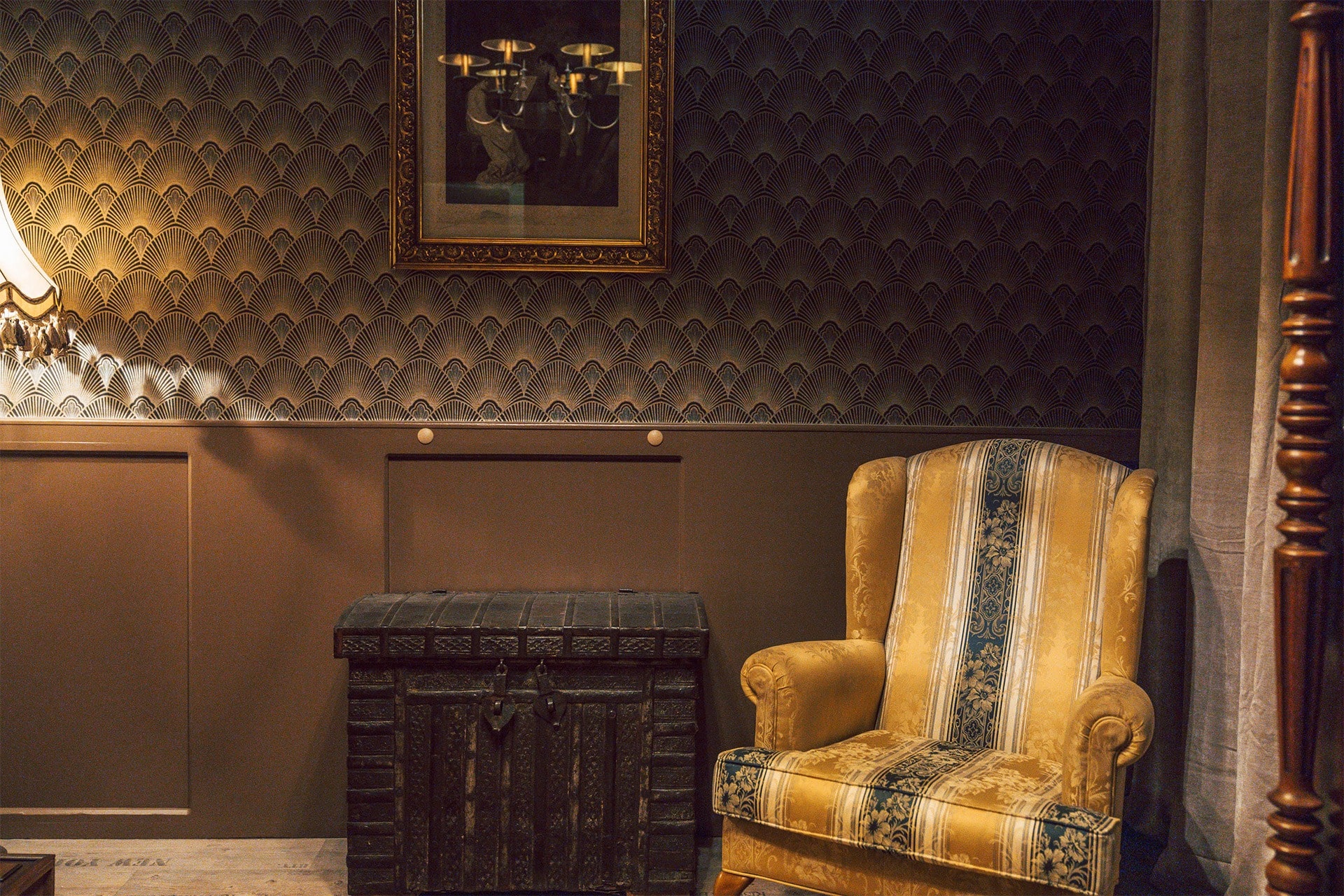 Escaperoom ingericht als ouderwetse salon met een fauteuil