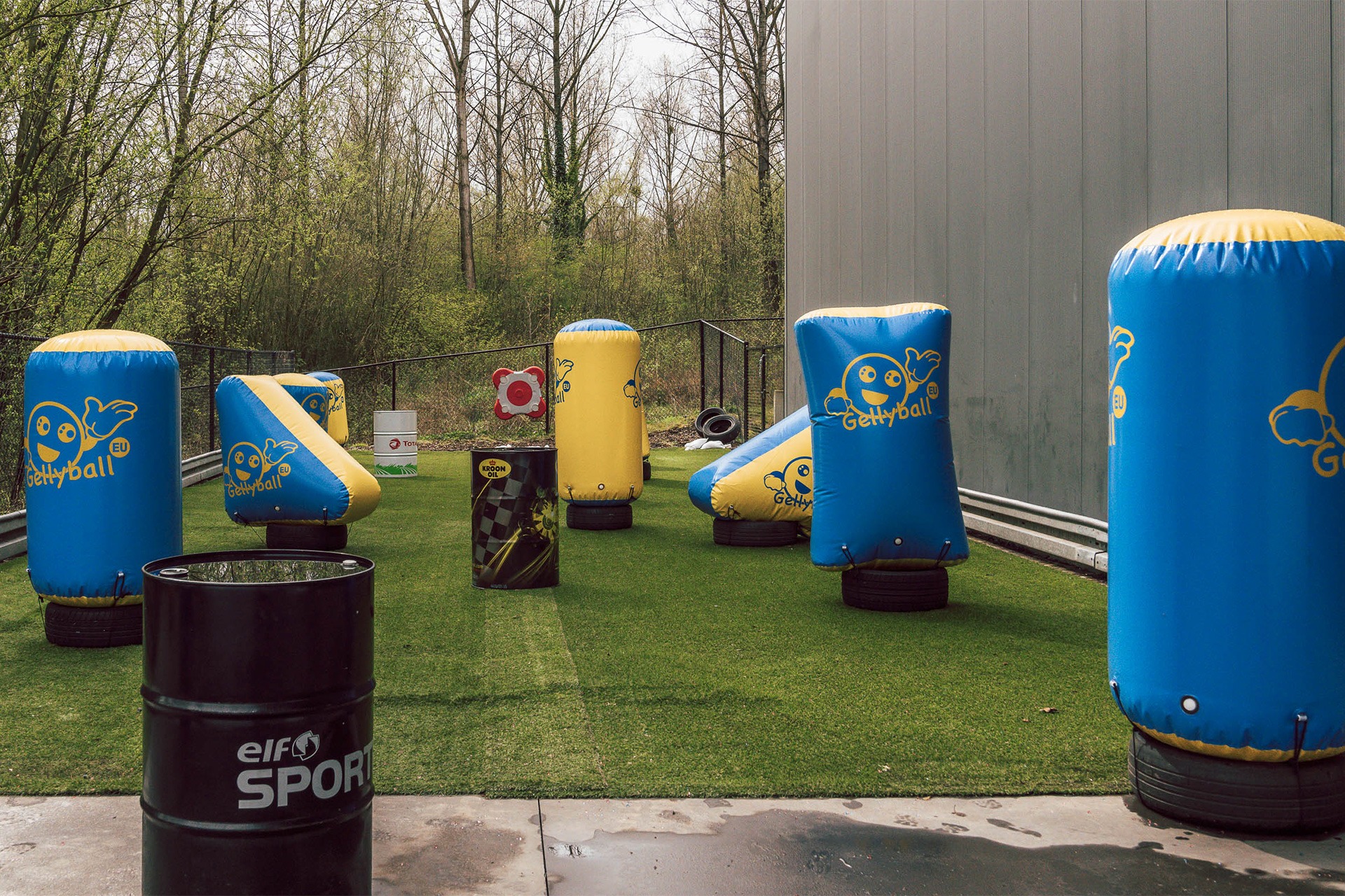 Gellyballarena met opblaasbare obstakels