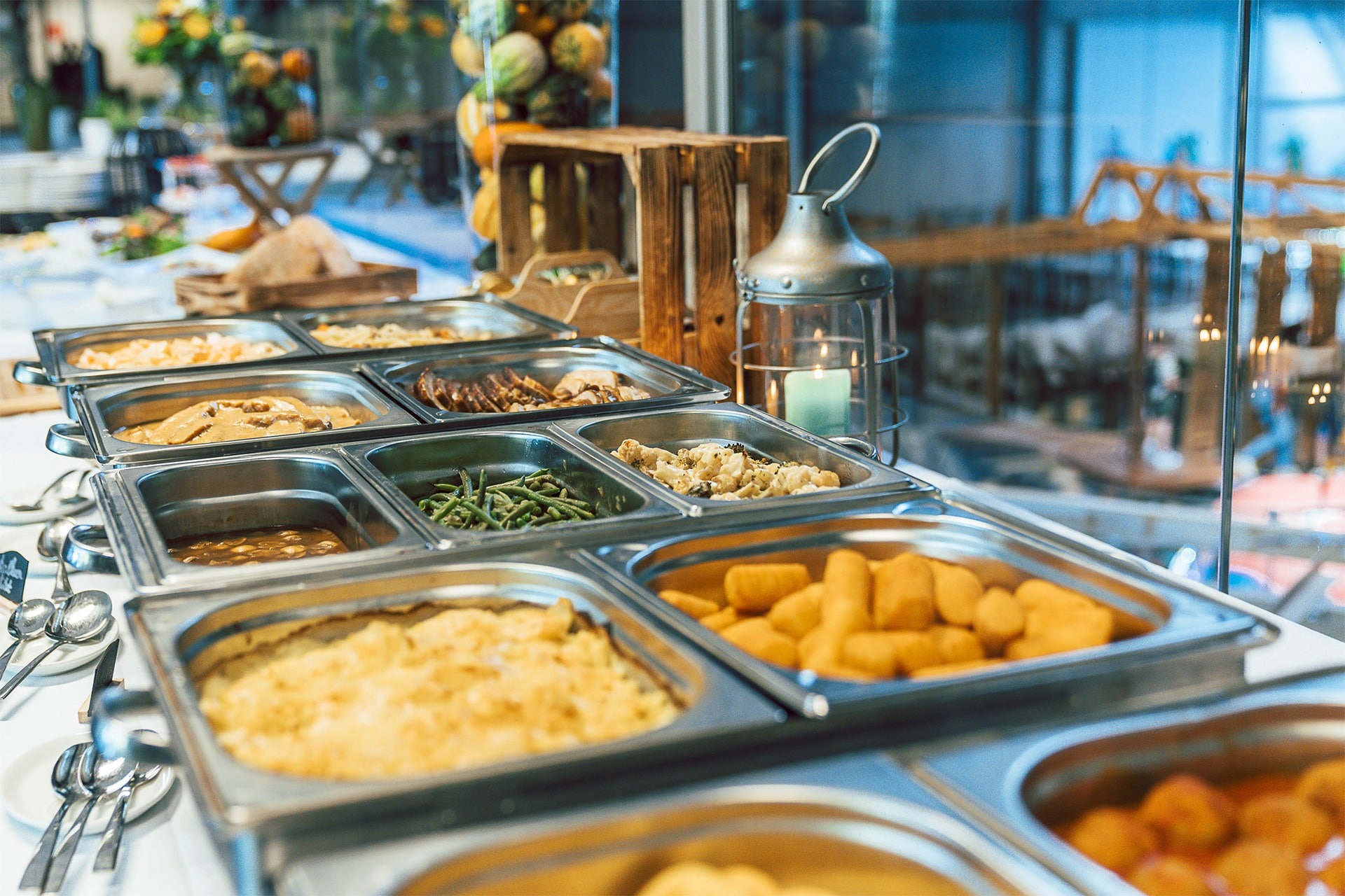 Warm buffet met gerechten in chafing dishes