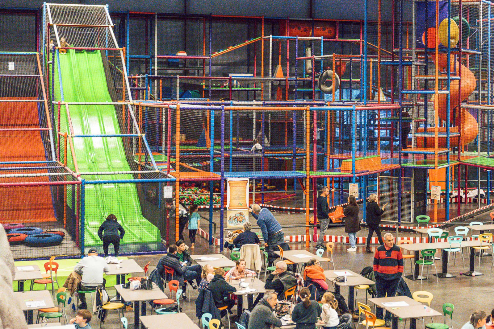 Binnenspeeltuin met glijbaan en klimparcours