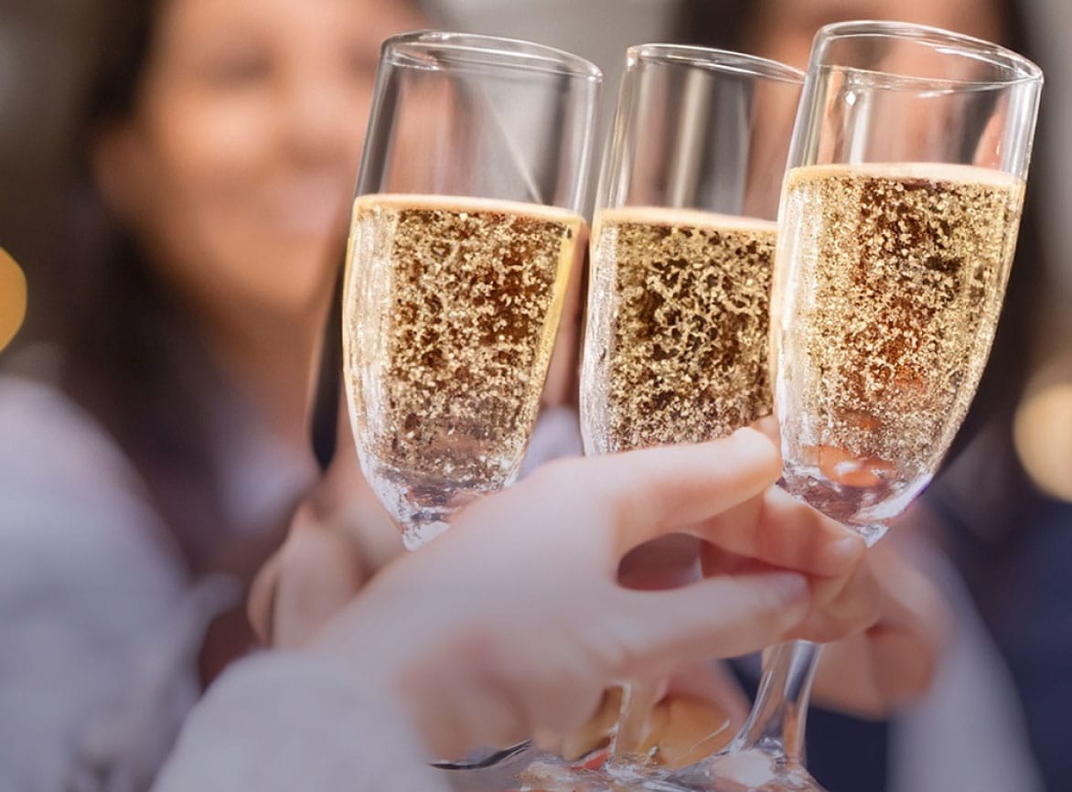 Gasten heffen het glas champagne