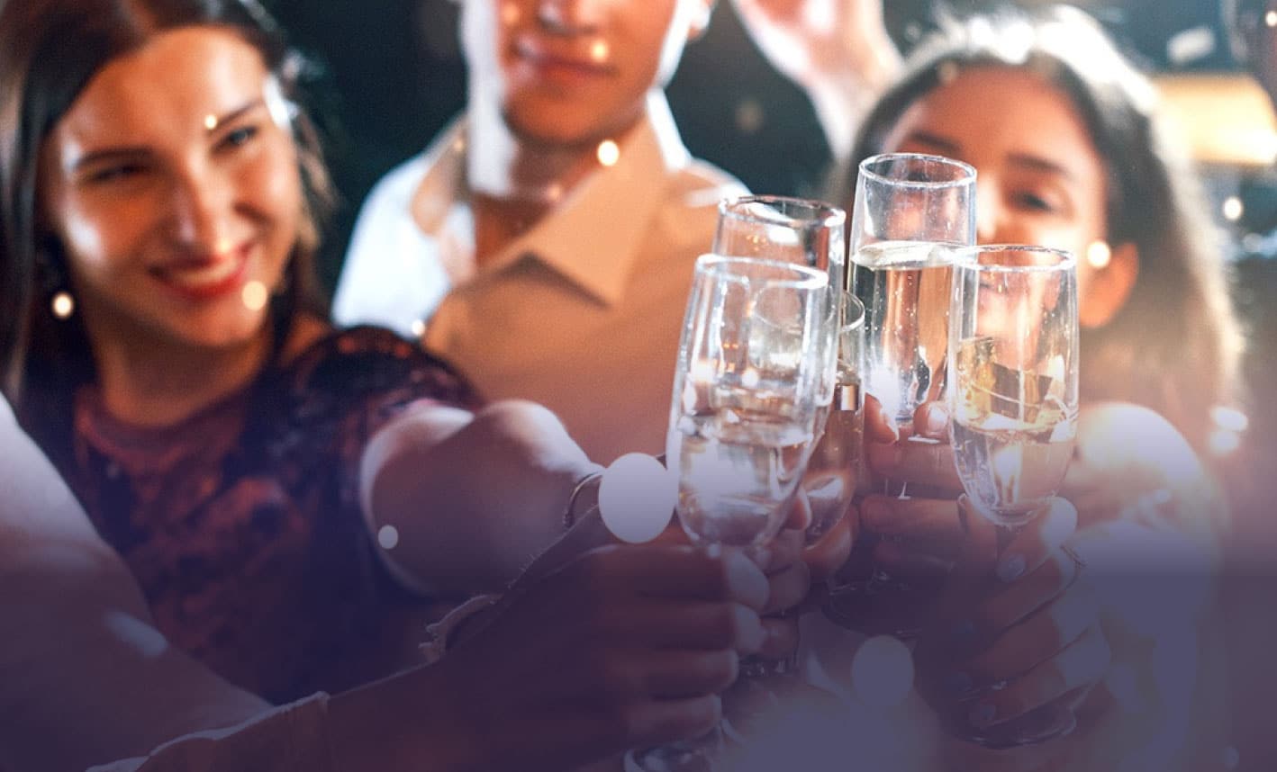 Collega’s klinken met een glas bubbels