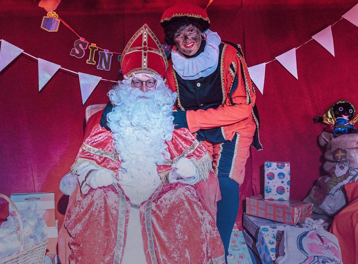 Sinterklaas en een piet in het sinthuis