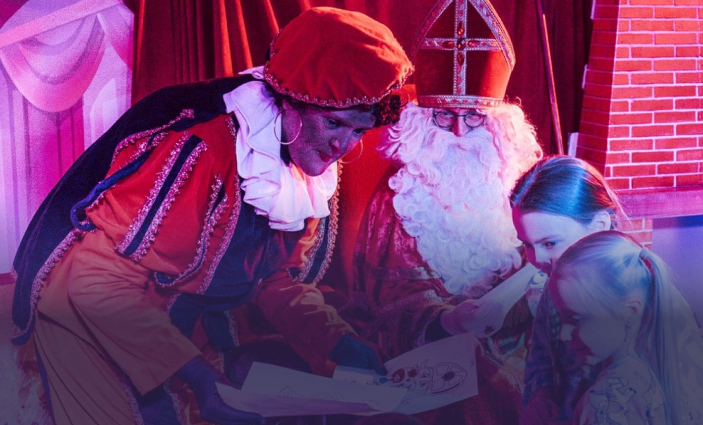 Sinterklaas en een piet met een kind