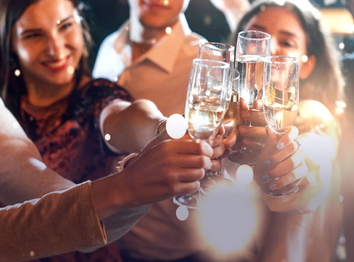 Collega’s klinken met een glas bubbels