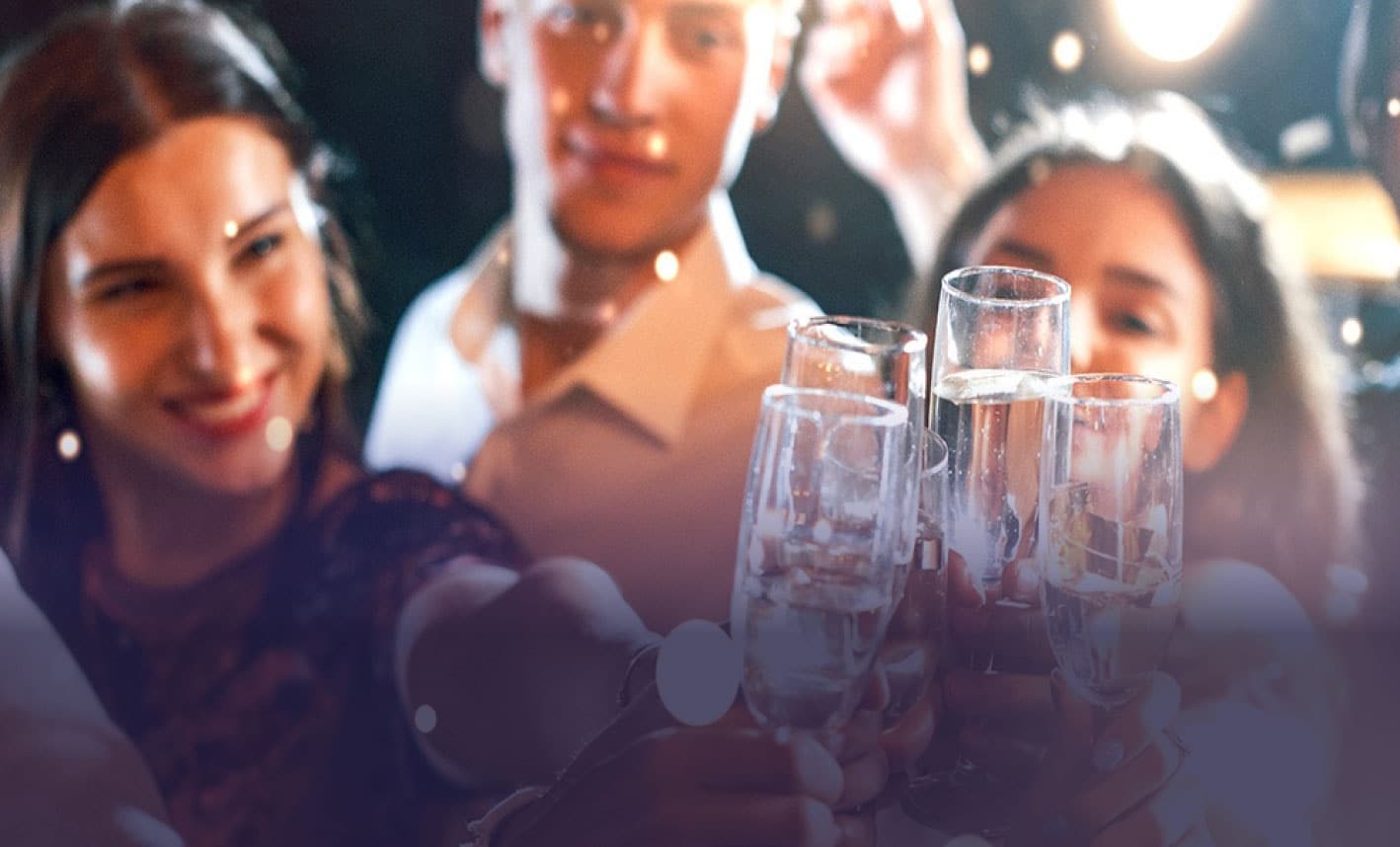 Collega’s klinken met een glas bubbels