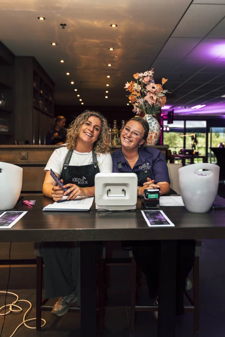 Twee medewerkers aan de onthaalbalie