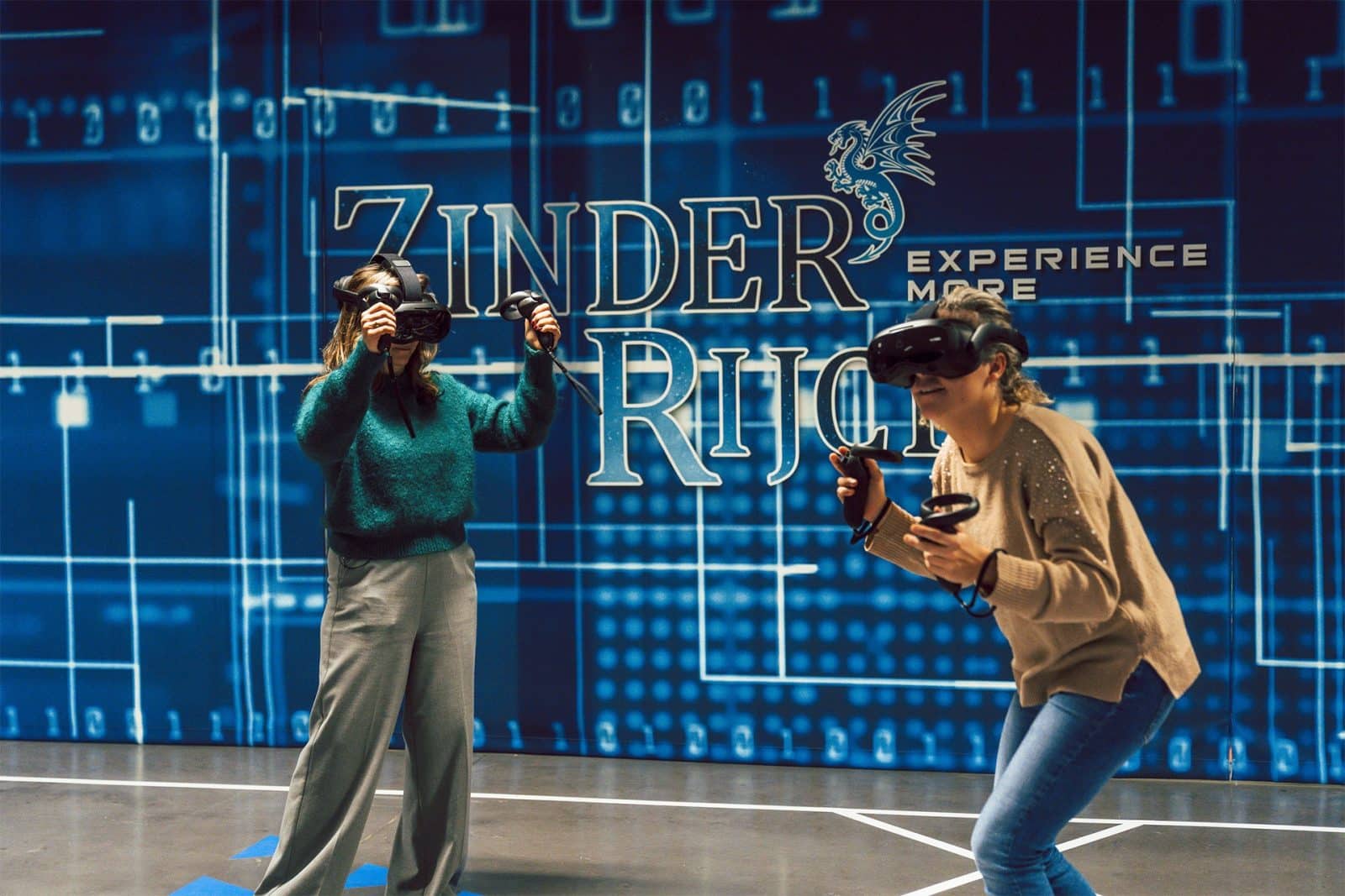 Twee spelers met een VR-bril voor de Zinderrijck-wand